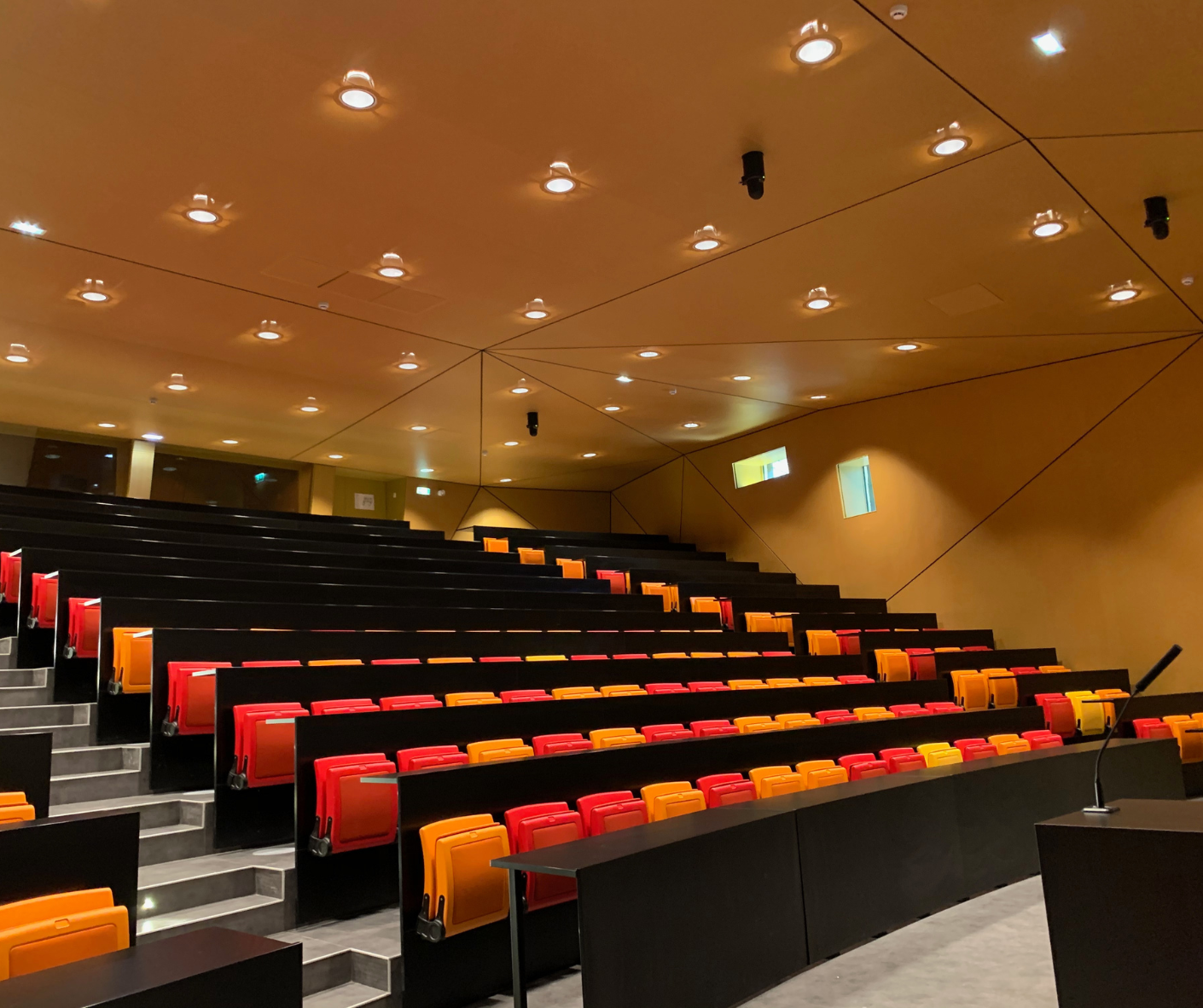 tissu acoustique dans un amphithéatre